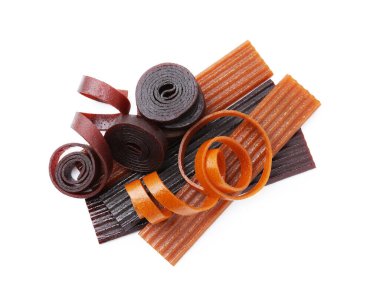 Beyaz arka planda farklı lezzetli meyve derisi, üst manzara.