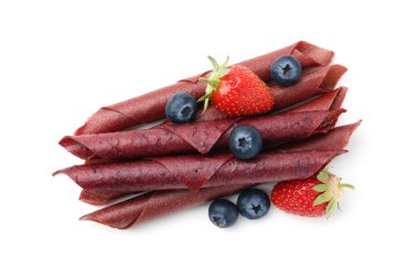 Lezzetli meyve dürümleri, çilekler ve yaban mersinleri beyaza izole edilmiş, üst manzara.