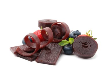 Lezzetli meyveli börekler, çilekler ve yaban mersinleri beyaz üzerine izole edilmiş.