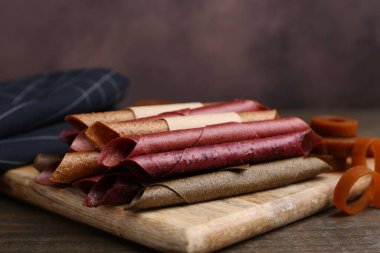 Ahşap masada lezzetli meyveli rulo, yakın plan.