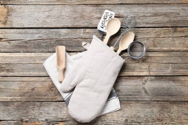 Farklı mutfak aletleri fırın eldiveni ahşap masa, üst görünüm