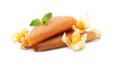 Lezzetli meyve dürümleri ve beyaz üzerine izole edilmiş bitki özü.