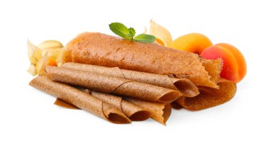 Lezzetli meyve dürümleri, nane, kayısı ve bitki özü beyaz üzerine izole edilmiş.