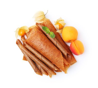 Lezzetli meyve dürümleri, nane, kayısı ve bitki kökü beyaza izole edilmiş.