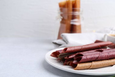 Lezzetli meyve dürümleri beyaz masada, yakın plan. Metin için boşluk