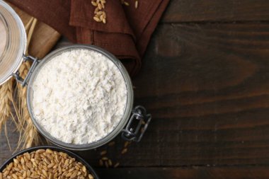 Buğday unu, tahıl ve çiviler tahta masada, düz yerde. Metin için boşluk