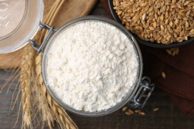 Buğday unu, tahıl ve çiviler ahşap masada, düz yerde.