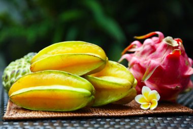 Hasır masada farklı bir tropikal meyve, yakın plan.