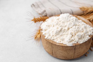 Buğday unu ve çiviler beyaz masada, yakın plan. Metin için boşluk