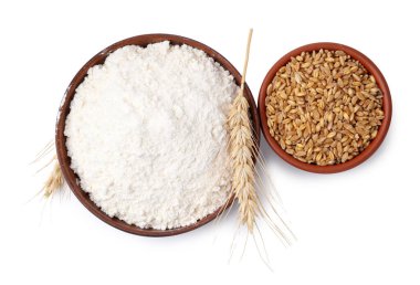 Beyaz arka planda buğday unu, tahıl ve çiviler, üst manzara
