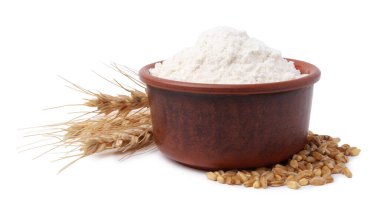 Kasede buğday unu, beyaz arka planda tahıllar ve çiviler