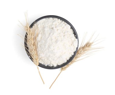 Kasede buğday unu ve beyaz arka planda çiviler, üst manzara.