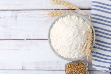 Buğday unu kasede, tahıllar ve çiviler açık ahşap masada, düz yerde. Metin için boşluk