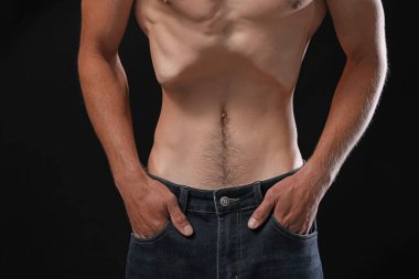 Siyah arka planda anoreksiden muzdarip bir adam, yakın plan.