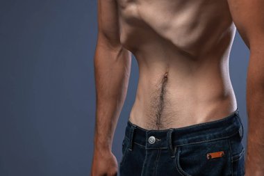 Gri arka planda anoreksiden muzdarip bir adam, yakın plan. Metin için boşluk