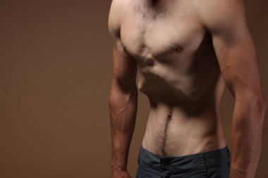 Bej arka planda anoreksiden muzdarip bir adam, yakın plan. Metin için boşluk