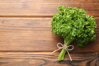 Tahta masada bir demet taze maydanoz, üst manzara. Metin için boşluk