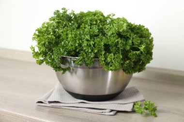 İçerideki masada taze maydanoz var.