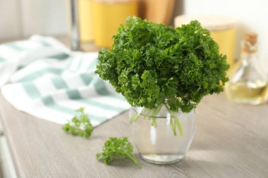 İçerideki masada kavanozda taze maydanoz. Metin için boşluk