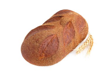 Taze ekmek ve çiviler beyazda izole edilmiş.