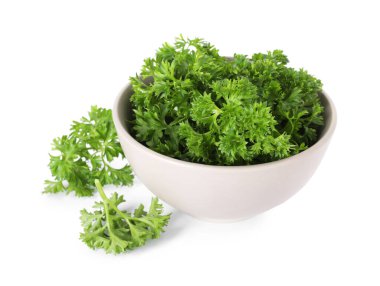 Beyaz tenceredeki taze maydanoz.