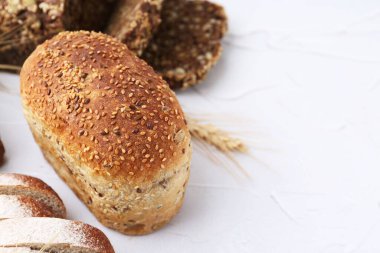 Taze pişmiş somunlar ışık masasında, yakın plan. Metin için boşluk