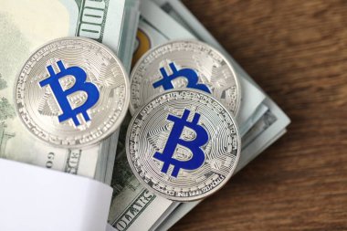 Kripto para birimi. Bitcoins ve dolar banknotları ahşap masa, üst görünüm