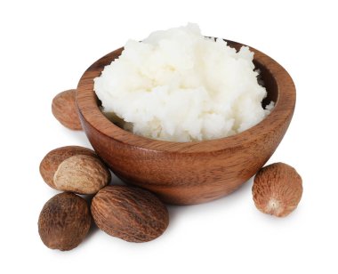 Doğal tereyağı kasede ve fındıklar beyaza izole edilmiş.