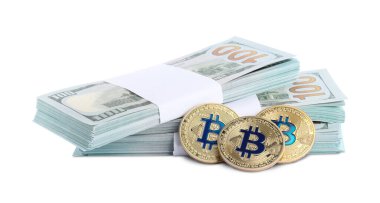 Kripto para birimi. Bitcoinler ve dolar banknotları beyaza izole edilmiş
