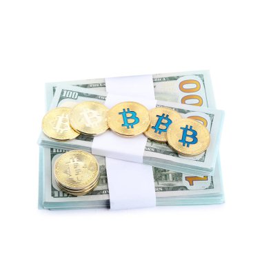 Kripto para birimi. Bitcoinler ve dolar banknotları beyaza izole edilmiş
