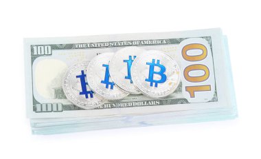 Kripto para birimi. Bitcoins ve dolar banknotları beyaz, üst görünüm izole