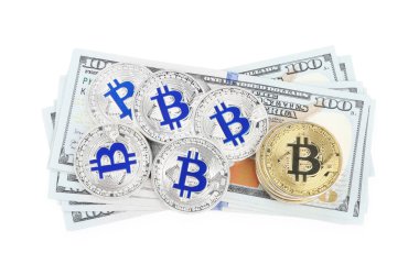 Kripto para birimi. Bitcoins ve dolar banknotları beyaz, üst görünüm izole