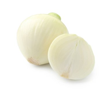 Tam ve taze soğan dilimleri beyaza izole edilmiş