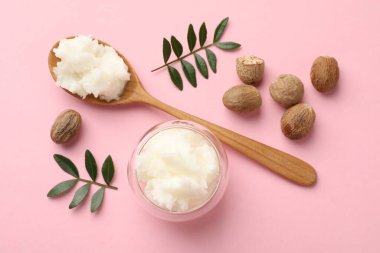 Pembe arka planda doğal Shea yağı.