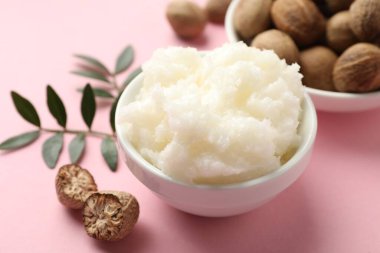 Pembe arka planda doğal Shea yağı, yakın plan.