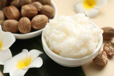 Bej arka planda doğal Shea yağı, yakın plan.