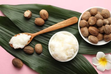 Pembe arka planda doğal Shea yağı.