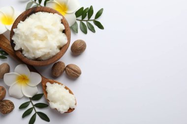 Beyaz arka planda doğal Shea yağı, düz. Metin için boşluk