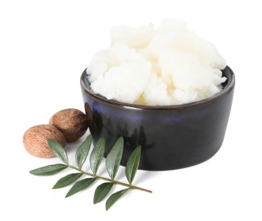 Shea tereyağı, fındık ve yapraklar beyaz üzerine izole