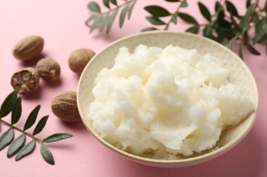 Pembe arka planda doğal Shea yağı, yakın plan.