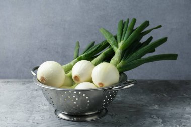 Gri masada taze taze taze taze soğan.