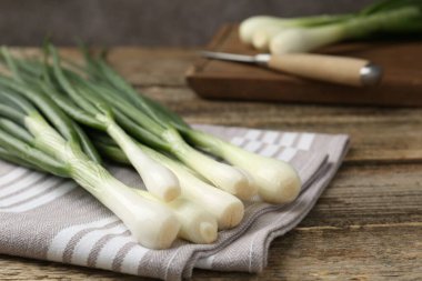 Taze taze soğan ve havlu ahşap masada, yakın plan.