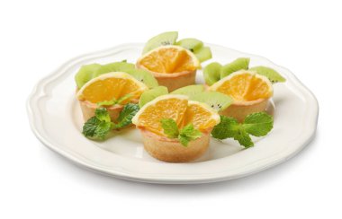 Beyaza izole edilmiş nane ve meyveli tart. Tatlı nefis.