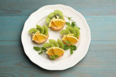 Meyveli tart ve açık mavi ahşap masada nane şekeri. Tatlı nefis.