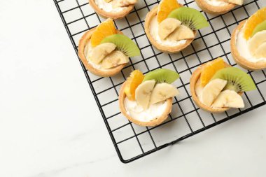 Beyaz mermer masada meyveli tart, üst manzara. Tatlı nefis.