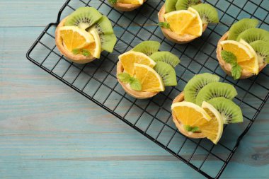 Meyveli tart ve açık mavi ahşap masada nane şekeri. Tatlı nefis.