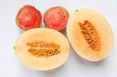 Beyaz zemin üzerinde olgun sulu tropikal meyveler, düz yatıyordu.