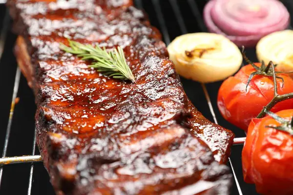 Biberiyeli, soğanlı ve domatesli leziz domuz pirzolası.