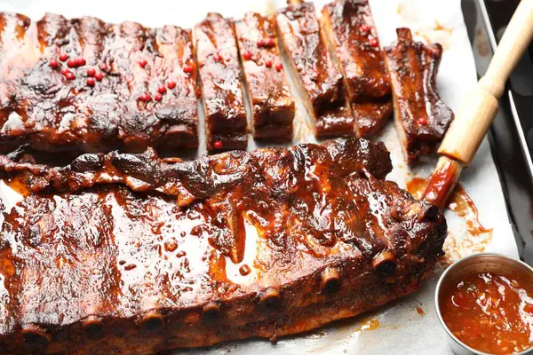 Lezzetli pirzola, sos ve fırça tepsisi, yakın çekim.