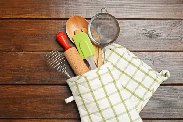 Farklı mutfak aletleri fırın eldiveni ahşap masa, üst görünüm